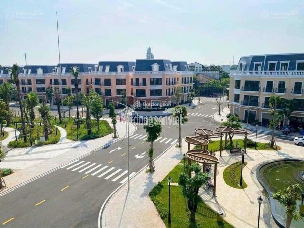 Chính chủ bán căn góc Duplex The Senique tầng đẹp view bể bơi và nhà hát Gia Lâm
