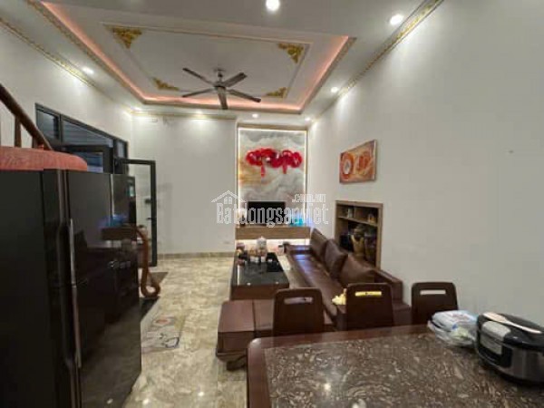 SIÊU PHẨM CẦU GIẤY - NHÀ ĐẸP DÂN XÂY - NGÁCH THÔNG - FULL NỘI THẤT 90% - Ô TÔ ĐỖ CỔNG CÁCH 10M