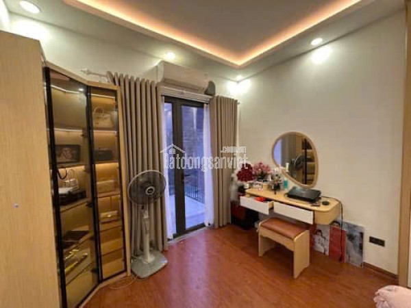SIÊU PHẨM CẦU GIẤY - NHÀ ĐẸP DÂN XÂY - NGÁCH THÔNG - FULL NỘI THẤT 90% - Ô TÔ ĐỖ CỔNG CÁCH 10M