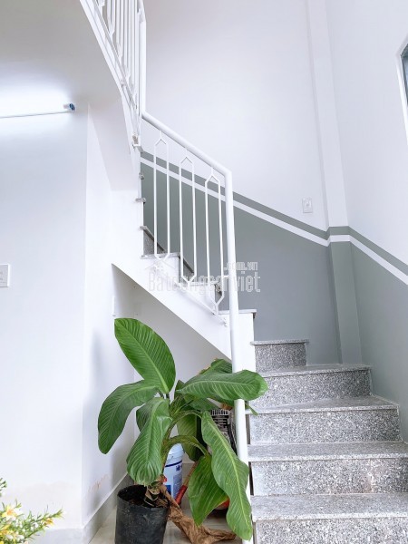 NHÀ 2 MT NGAY CỔNG KHU PICITY TX13 TIỆN KINH DOANH 6.2 tỷ