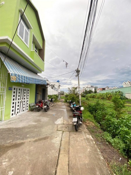 NHÀ 2 MT NGAY CỔNG KHU PICITY TX13 TIỆN KINH DOANH 6.2 tỷ