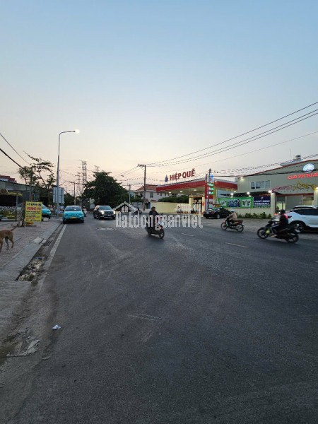 Mặt tiền đường Nguyễn Văn Tạo, Nhà Bè.
Tổng diện tích gần 2 ha.
Giá bán 30 tr/m2