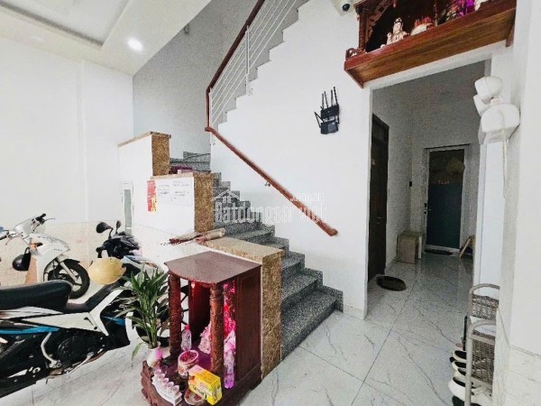 B@n nhà 4 tầng 5x16m ô tô đậu cửa đường Lâm văn bền trung tâm Q7, chỉ có 9 tỏi nhỏ.