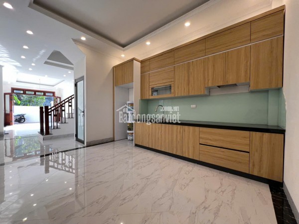 **Phố Trạm, Long Biên: Nhà mới 7 tầng, thang máy, mặt tiền 5m, giá tốt nhất thị trường!**