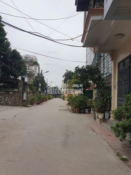 Cho thuê : nhà nguyên căn ngõ 175 phố định công Dt 40m2 x 4tầng ,3ngủ ,3vs , 1 khách ,1 bếp,
