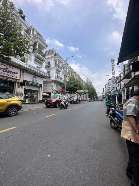 VILLA MINI DTSD hơn 200m2.
NƠI TUYỆT VỜI để ở nghỉ dưỡng giữa SÀI GÒN Nhộn nhịp. giá chỉ 7