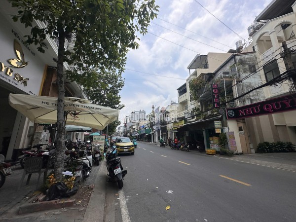 VILLA MINI DTSD hơn 200m2.
NƠI TUYỆT VỜI để ở nghỉ dưỡng giữa SÀI GÒN Nhộn nhịp. giá chỉ 7