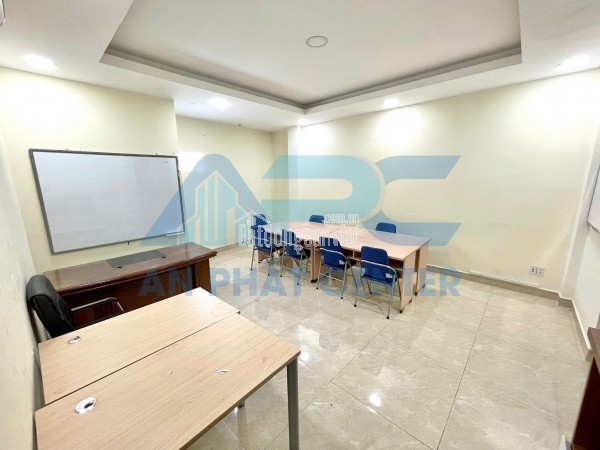 Thuê văn phòng Nam Phát Center 10tr - Máy lạnh, bàn ghế, xe rộng rãi, vị trí đẹp