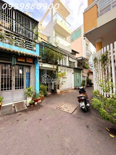 Oto ngủ trước cửa, hẻm 1 trục thông Hoàng Hoa Thám -> Nơ Trang Long.