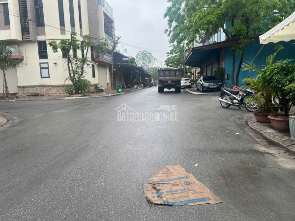 Diện tích: 85 m² mặt tiền 5 m giá 4 tỷ Ưu điểm nổi bật:
Đường trước nhà rộng – 3 ô tô tránh nhau