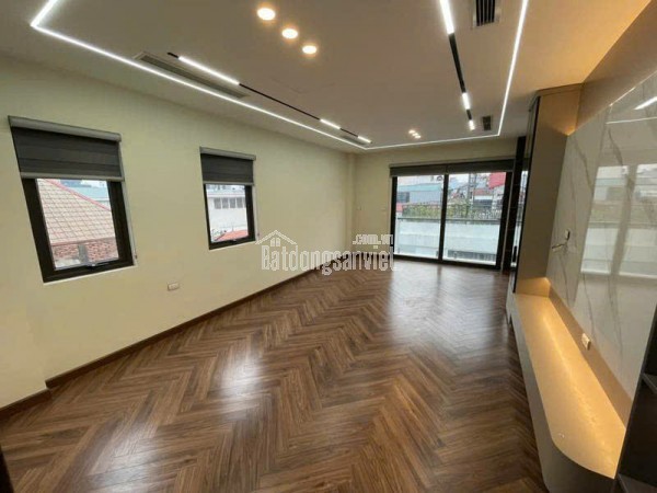 Cần bán nhà đẹp Nguyễn Văn Cừ, có gara để xe, 2 thoáng, tiện ích đầy đủ.