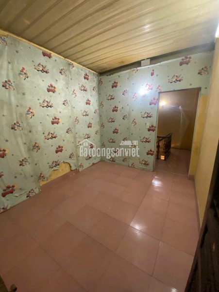 Cần bán nhà đẹp Nguyễn Văn Cừ, có gara để xe, 2 thoáng, tiện ích đầy đủ.