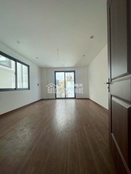 Cần bán nhà mới Nguyễn Văn Cừ, có sân để xe, nhà thoáng, tiện ích đa dạng.
