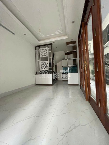 Cần bán nhà mới Nguyễn Văn Cừ, có sân để xe, nhà thoáng, tiện ích đa dạng.