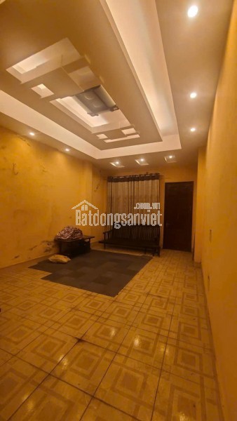 Cần bán nhà mới Nguyễn Văn Cừ, có sân để xe, nhà thoáng, tiện ích đa dạng.