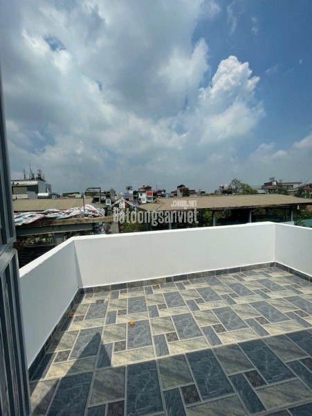 Cần bán nhà mới Nguyễn Văn Cừ, có sân để xe, nhà thoáng, tiện ích đa dạng.
