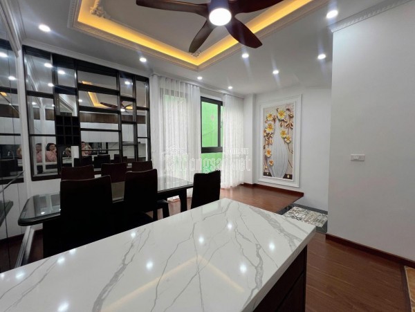 TRUNG TÂM CẦU GIẤY - CÁCH Ô TÔ 10M - SÁT HỒ MÁT RƯỢU - ĐẸP MỚI NGẤT NGÂY CON GÀ TA - NỞ HẬU