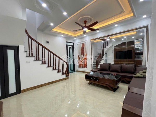 TRUNG TÂM CẦU GIẤY - CÁCH Ô TÔ 10M - SÁT HỒ MÁT RƯỢU - ĐẸP MỚI NGẤT NGÂY CON GÀ TA - NỞ HẬU