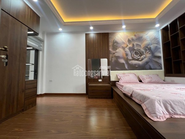 TRUNG TÂM CẦU GIẤY - CÁCH Ô TÔ 10M - SÁT HỒ MÁT RƯỢU - ĐẸP MỚI NGẤT NGÂY CON GÀ TA - NỞ HẬU