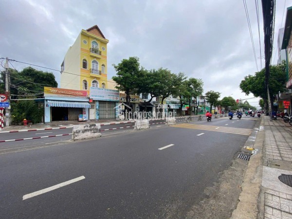 Bán nhà mặt tiền Lê Hồng Phong , Nha Trang .
Diện tích 130m bán 10,5 tỷ Trương Minh Nhật