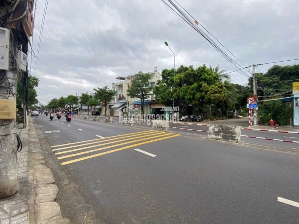 Bán nhà mặt tiền Lê Hồng Phong , Nha Trang .
Diện tích 130m bán 10,5 tỷ Trương Minh Nhật