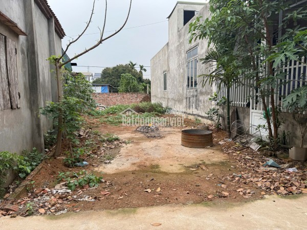 e cần bán lô đất mặt tiền đẹp
70m đất mặt tiền + hậu 5,2m
liên hệ em : 0967594106 - 0987282011
