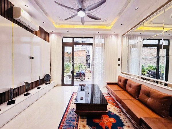 NHÀ XÂY MỚI CHỦ TẶNG FULL SANG TRỌNG, TRUNG TÂM CẦU GIẤY Ở SƯỚNG