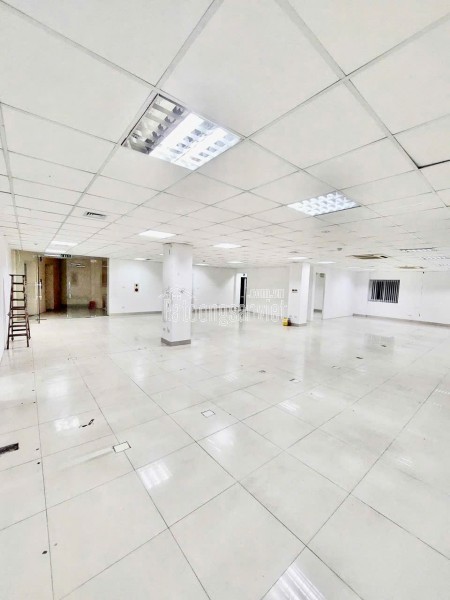 Tòa nhà văn phòng 28 Xuân La cho thuê tầng 5 làm văn phòng.