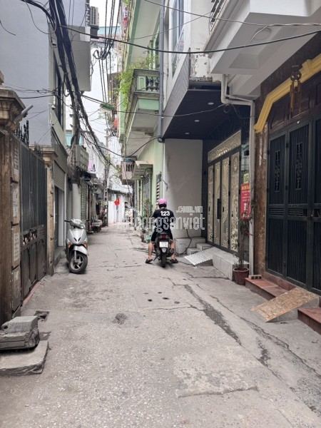 MẶT NGÕ THÔNG - NHÀ CŨ CHỈ CẦN SƠN LẠI LÀ ĐẸP - GIÁ GIA LỘC