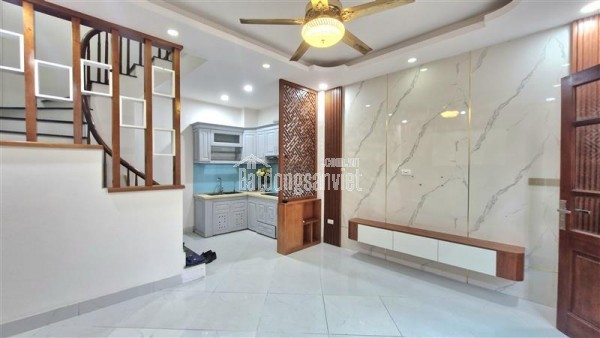 Vị trí đẹp gần phố lô góc hai mặt thoáng, xung quanh tiện ích bạt ngàn như chợ, siêu thị, trường