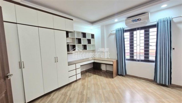 Vị trí đẹp gần phố lô góc hai mặt thoáng, xung quanh tiện ích bạt ngàn như chợ, siêu thị, trường
