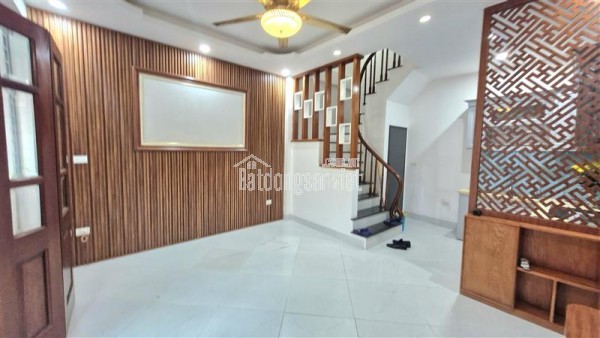 Vị trí đẹp gần phố lô góc hai mặt thoáng, xung quanh tiện ích bạt ngàn như chợ, siêu thị, trường