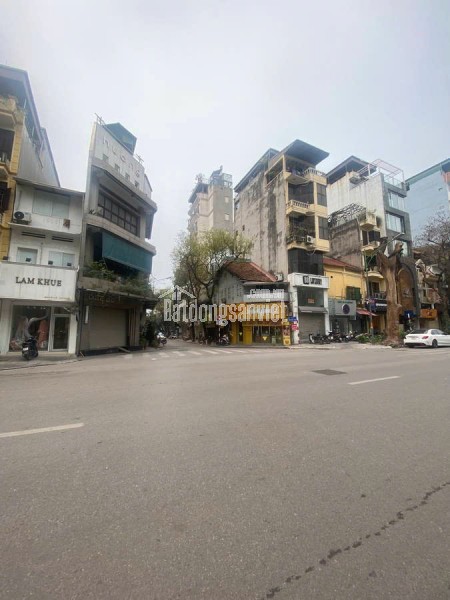 BÁN NHÀ MẶT HỒ LINH QUANG. ĐỐNG ĐA. 74M2 3 TẦNG GIÁ 23 TỶ- VỈA HÈ 2 BÊN KINH DOANH BẤT CHẤP.- ÔTÔ