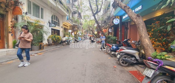 BÁN NHÀ MẶT HỒ LINH QUANG. ĐỐNG ĐA. 74M2 3 TẦNG GIÁ 23 TỶ- VỈA HÈ 2 BÊN KINH DOANH BẤT CHẤP.- ÔTÔ
