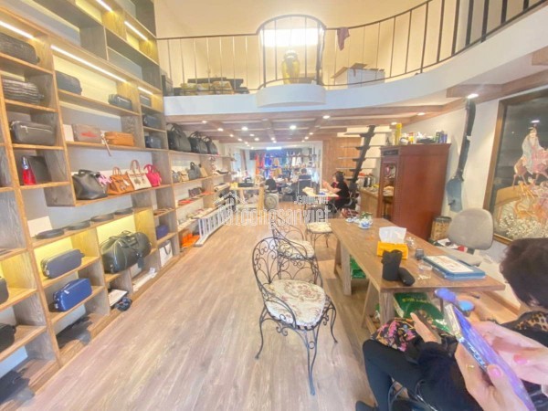 BÁN NHÀ MẶT HỒ LINH QUANG. ĐỐNG ĐA. 74M2 3 TẦNG GIÁ 23 TỶ- VỈA HÈ 2 BÊN KINH DOANH BẤT CHẤP.- ÔTÔ