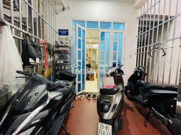 Nhà xây khung cột chắc chắn, lên thêm tầng thoải mái.
Nhà lô góc thoáng sáng, cách oto 80m.