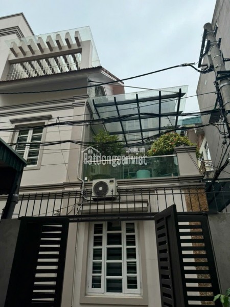 Nhà xây khung cột chắc chắn, lên thêm tầng thoải mái.
Nhà lô góc thoáng sáng, cách oto 80m.