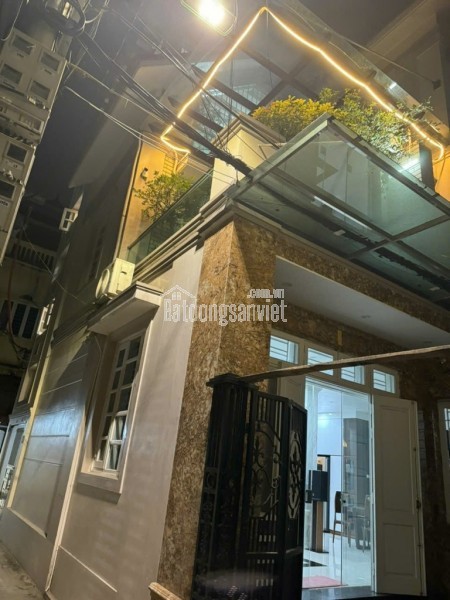 Nhà xây khung cột chắc chắn, lên thêm tầng thoải mái.
Nhà lô góc thoáng sáng, cách oto 80m.