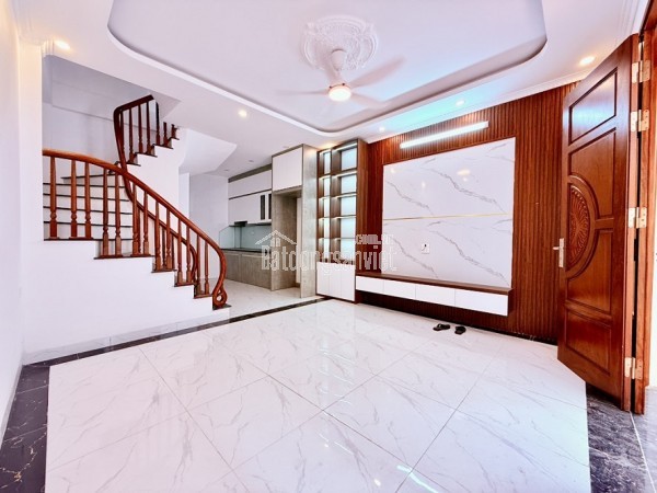 Nhà 5 tầng Long Biên, 35m², 4PN, 5.7 tỷ, sổ đỏ