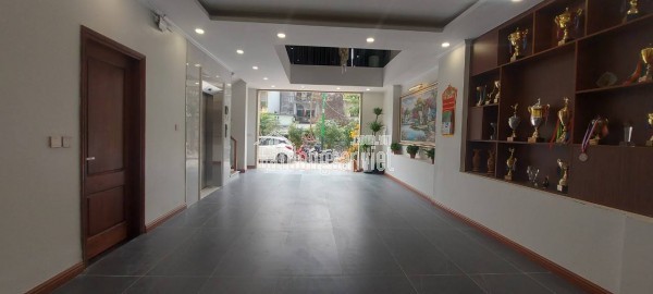 Bán nhà phân lô Phú Diễn, 79m2, 7 tầng, gần đại học Tài Nguyên Môi Trường, nhà đẹp, ở ngay