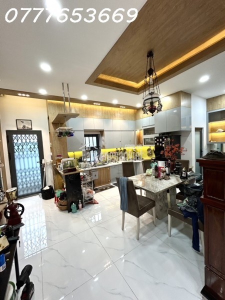 Nhà phố Hoàng Quốc Việt - 5 tầng BTCT có cả thang máy - full nội thất gỗ - chỉ với 9 tỷ