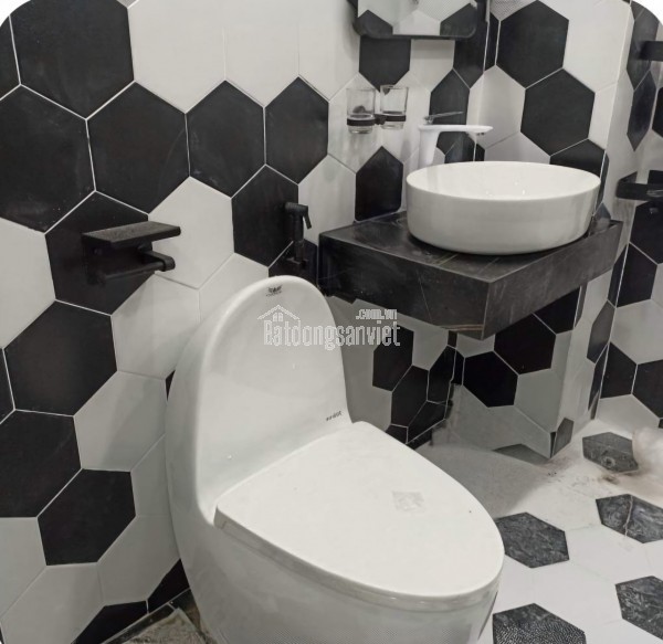 Cho thuê Nhà KD, VP, Nhà Hàng, 102m2_ 5T; vỉa hè, Nguyễn Khánh Toàn-30 Tr
