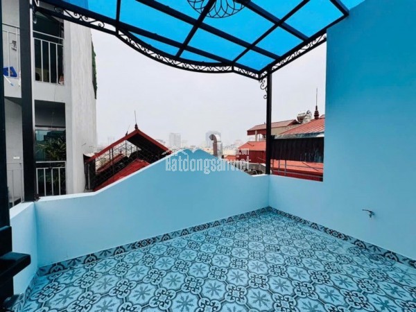 BÁN NHÀ NGUYỄN ĐÌNH HOÀN - ĐẲNG CẤP DÂN XÂY - MỘT NHÀ RA PHỐ - PHÂN LÔ GARA Ô TÔ - THÁNG MÁY -