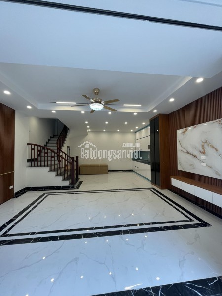 Bán Nhà Gia Quất 50m2 5T, Giá Đầu Tư 8.9 Tỷ, Ô Tô Đỗ Cạnh Nhà, Bạt Ngàn Tiện Ích