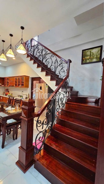 bán khách sạn 2 mặt tiền đường Phạm Văn Đồng TP Nha Trang, Tỉnh Khánh Hoà .
Diện tích 93 m2 Giá