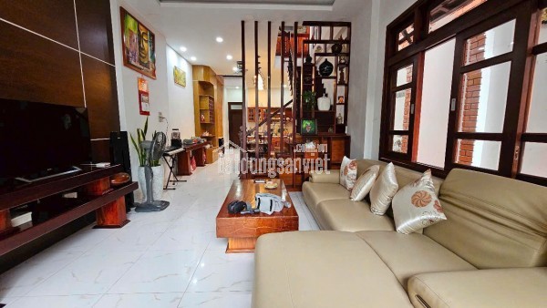 bán khách sạn 2 mặt tiền đường Phạm Văn Đồng TP Nha Trang, Tỉnh Khánh Hoà .
Diện tích 93 m2 Giá