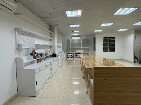 Vì chuyển xưởng nến nên mình đang có mặt sàn trống 80m2 muốn cho thuê