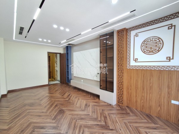 BÁN ĐẤT NGỌC THỤY - VỊ TRÍ ĐẮC ĐỊA TRUNG TÂM
📍 Diện tích: 176m²
📏 Mặt tiền: 7.6m – Hậu: