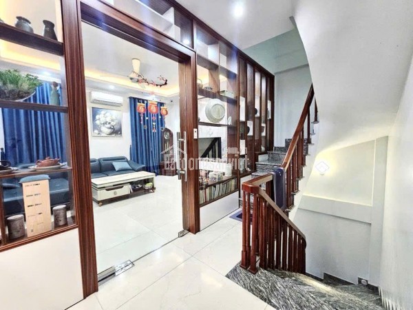 Nhà gần Lạc Long Quân – 33m2 x 5 tầng – Ô tô cách 30m – GIÁ 8.3 TỶ