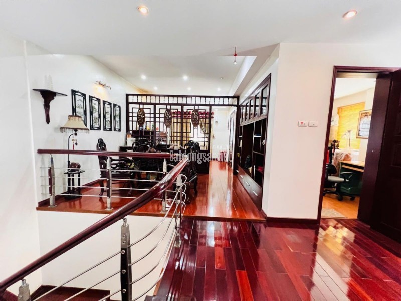 Bán biệt thự Làng Việt Kiều Châu Âu đường Nguyễn Văn Lộc DT 200m2 x 3 tầng mặt tiền 9m giá 47.9 tỷ